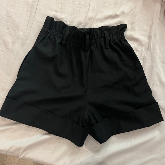 Aritzia Sunday Best Aki Pleated Shorts - Picture 3 of 3